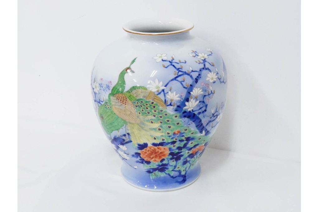 深川製磁　染錦　高さ約32cm　木蓮孔雀が印象的な花瓶　(R-087387)