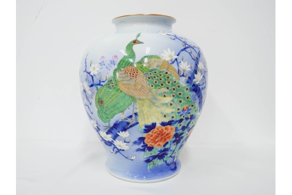 深川製磁　染錦　高さ約32cm　木蓮孔雀が印象的な花瓶　(R-087387)