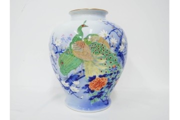 深川製磁　染錦　高さ約32cm　木蓮孔雀が印象的な花瓶　(R-087387)