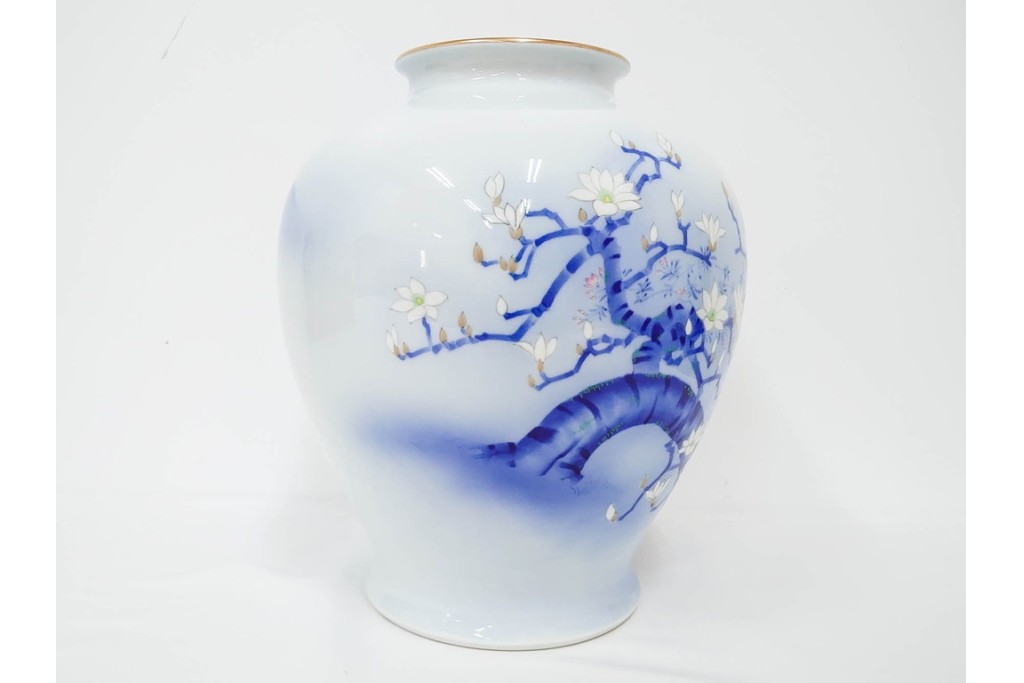 深川製磁　染錦　高さ約32cm　木蓮孔雀が印象的な花瓶　(R-087387)