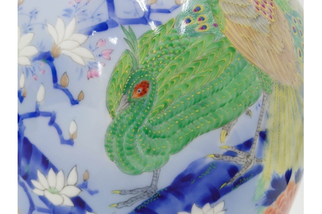 深川製磁　染錦　高さ約32cm　木蓮孔雀が印象的な花瓶　(R-087387)