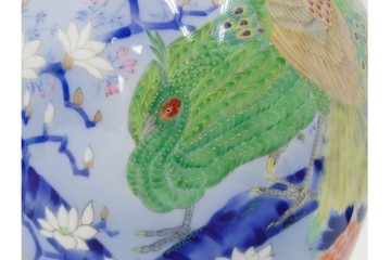 深川製磁　染錦　高さ約32cm　木蓮孔雀が印象的な花瓶　(R-087387)