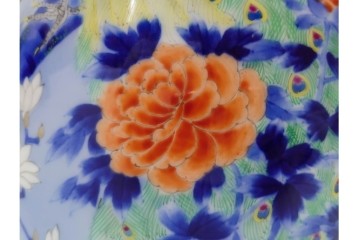 深川製磁　染錦　高さ約32cm　木蓮孔雀が印象的な花瓶　(R-087387)