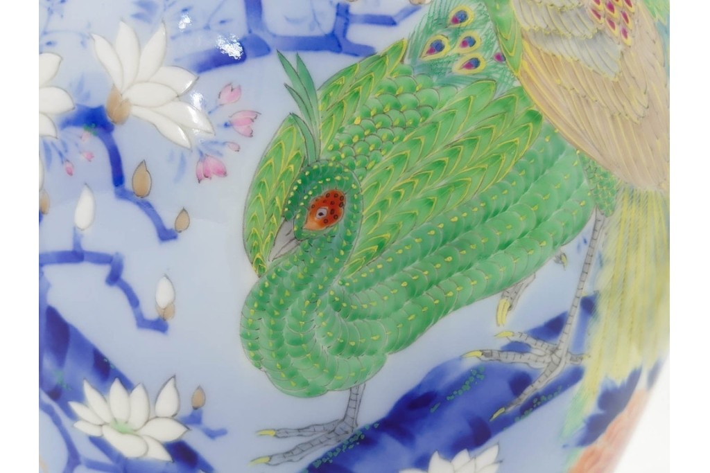 深川製磁　染錦　高さ約32cm　木蓮孔雀が印象的な花瓶　(R-087387)
