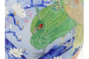 深川製磁　染錦　高さ約32cm　木蓮孔雀が印象的な花瓶　(R-087387)