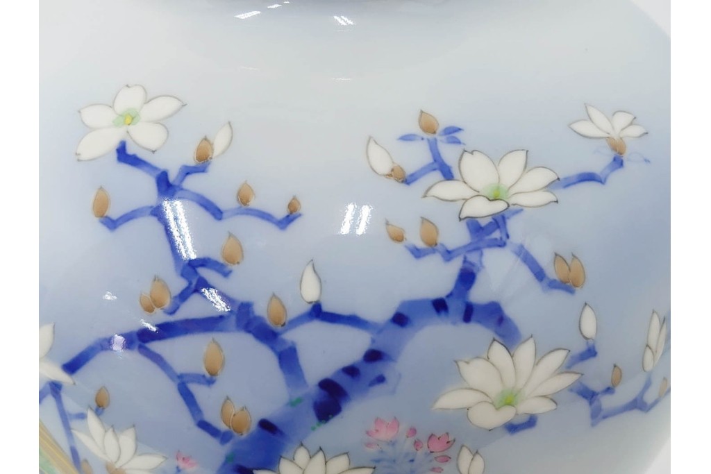 深川製磁　染錦　高さ約32cm　木蓮孔雀が印象的な花瓶　(R-087387)