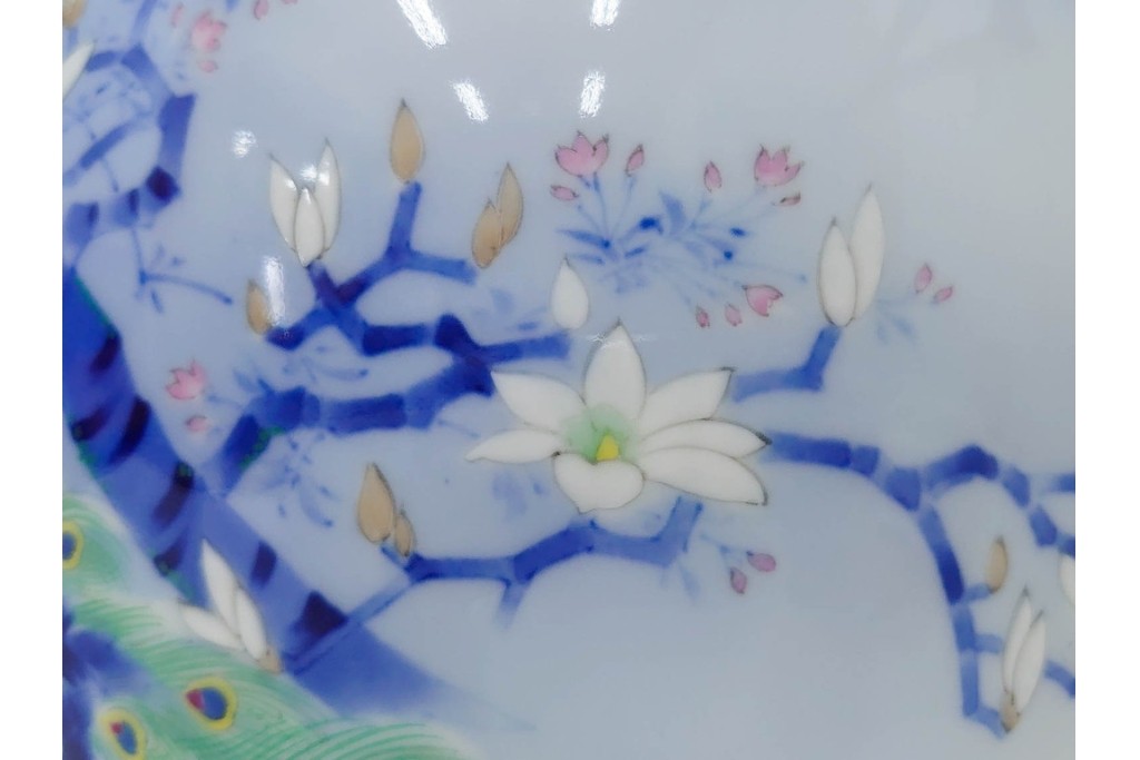 深川製磁　染錦　高さ約32cm　木蓮孔雀が印象的な花瓶　(R-087387)