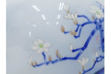 深川製磁　染錦　高さ約32cm　木蓮孔雀が印象的な花瓶　(R-087387)