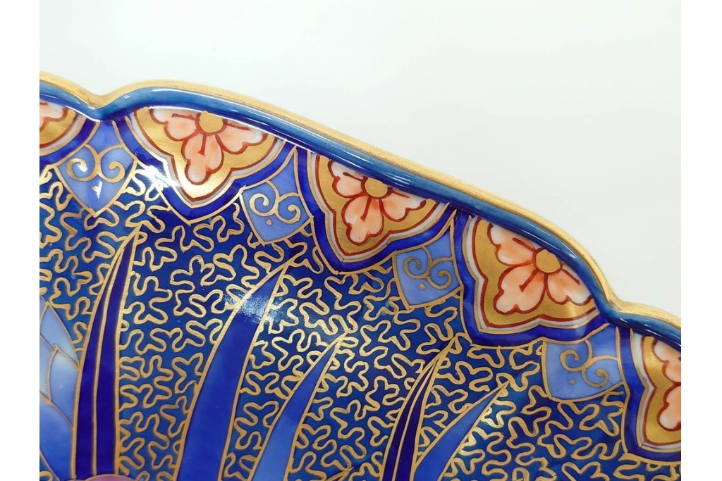 深川製磁　陶彩作　染錦　上品な菖蒲金ミルの飾鉢　共箱付き　(R-087389)