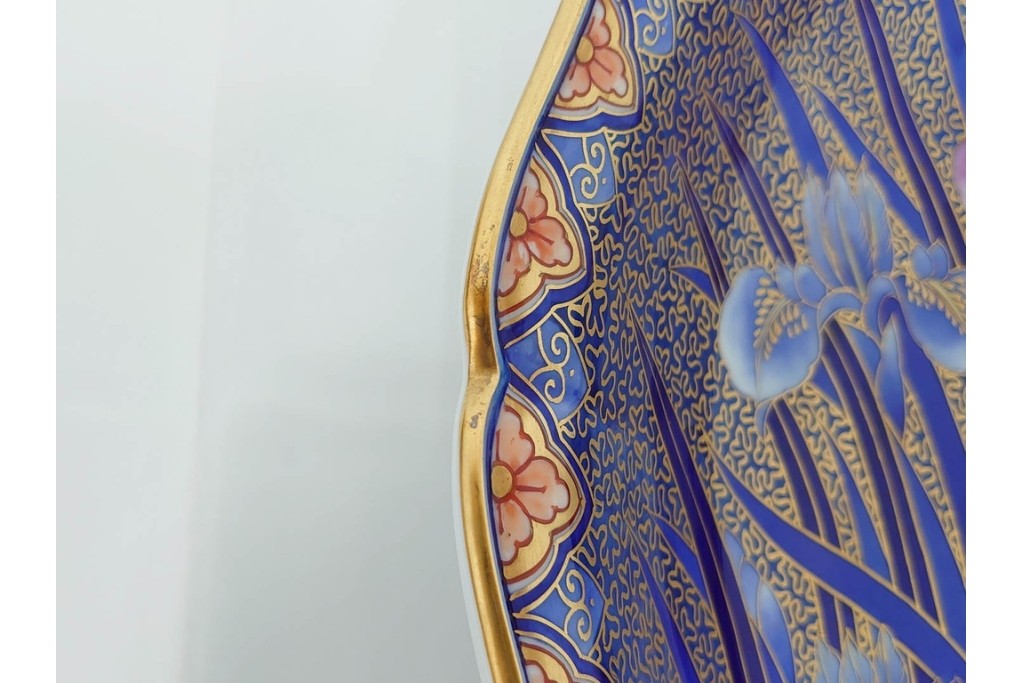 深川製磁　陶彩作　染錦　上品な菖蒲金ミルの飾鉢　共箱付き　(R-087389)