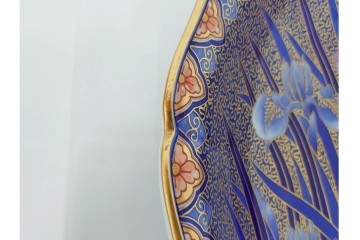 深川製磁　陶彩作　染錦　上品な菖蒲金ミルの飾鉢　共箱付き　(R-087389)