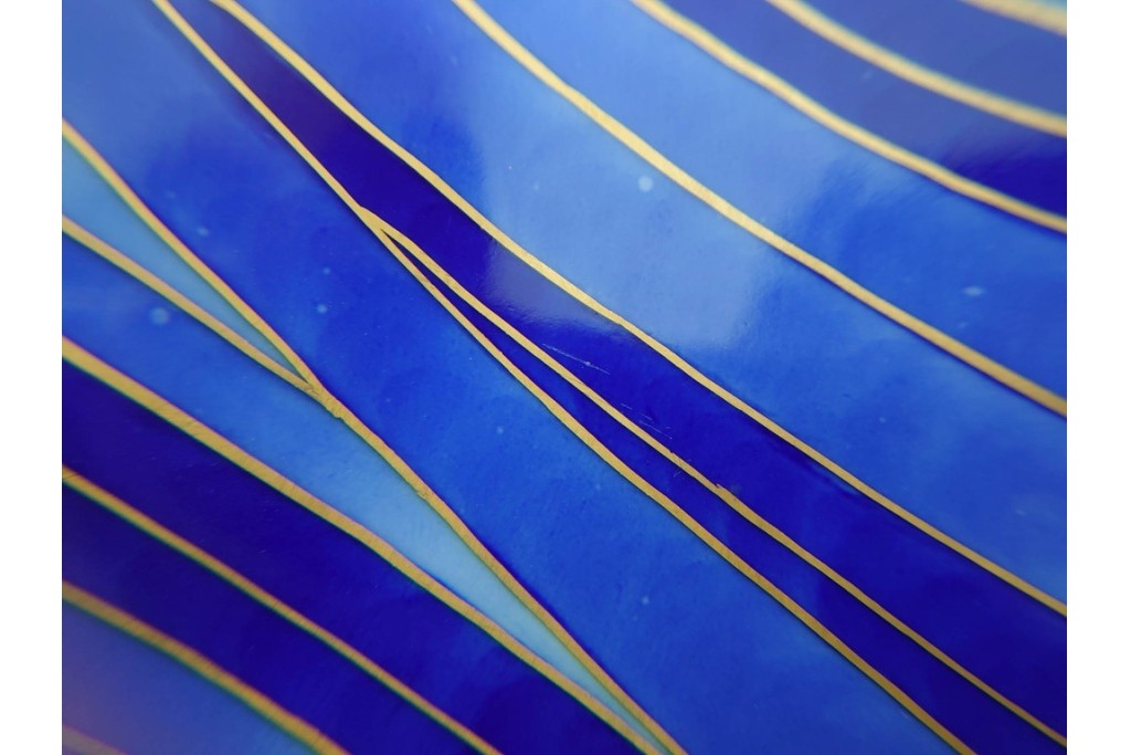 深川製磁　陶彩作　染錦　上品な菖蒲金ミルの飾鉢　共箱付き　(R-087389)