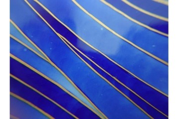 深川製磁　陶彩作　染錦　上品な菖蒲金ミルの飾鉢　共箱付き　(R-087389)