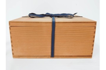 深川製磁　陶彩作　染錦　上品な菖蒲金ミルの飾鉢　共箱付き　(R-087389)