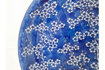 源右衛門窯　有田焼　染付枝梅文の大皿　共箱付き　(R-087391)