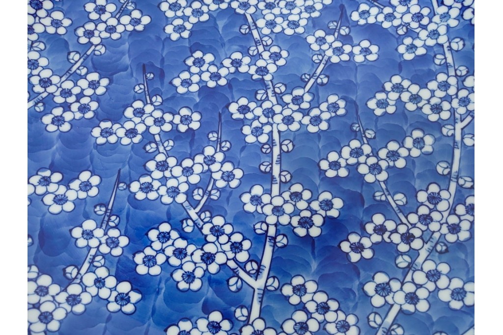 源右衛門窯　有田焼　染付枝梅文の大皿　共箱付き　(R-087391)