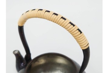 玉川堂　銅製　紫金色鎚肌の湯沸　共箱付き　(R-087398)