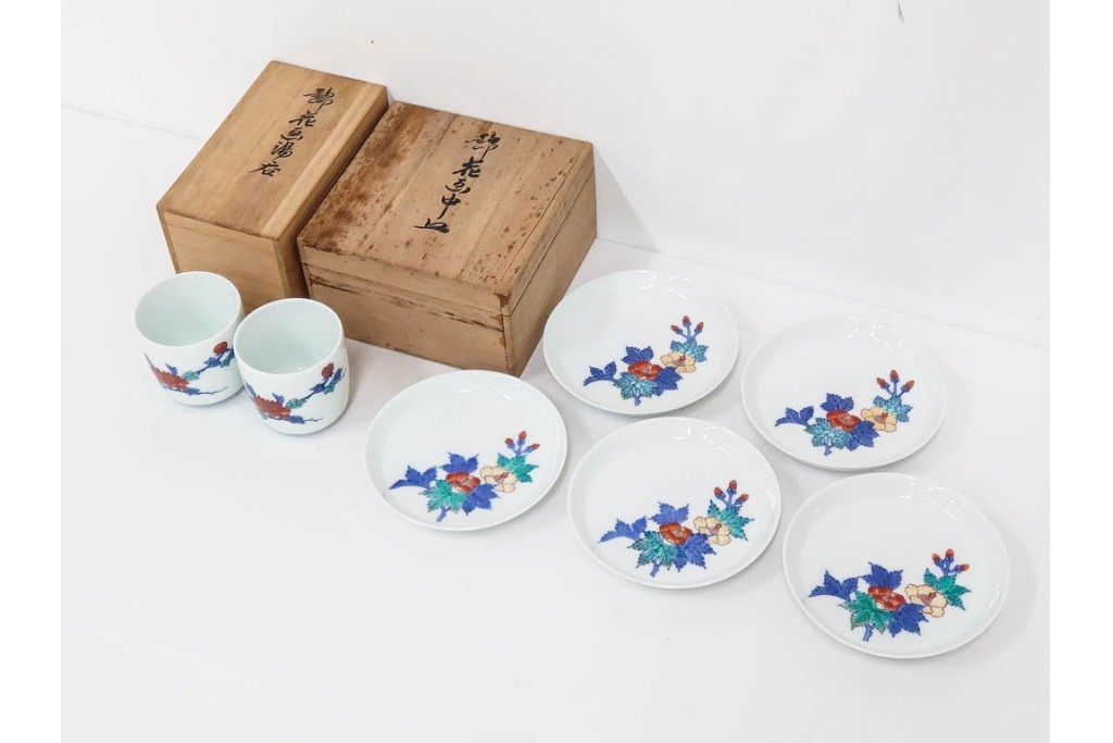 今泉今右衛門　有田焼　錦葵絵の銘々皿(4.1寸)5点・花画の湯呑2点セット　共箱付き　(R-087401)