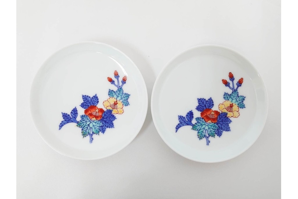 今泉今右衛門　有田焼　錦葵絵の銘々皿(4.1寸)5点・花画の湯呑2点セット　共箱付き　(R-087401)