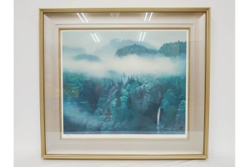 真作　新復刻画　東山魁夷　監修 東山すみ　HC/250　「青い谷」　霧に包まれた深い森と滝が美しいリトグラフ　外箱付き　(R-087404)
