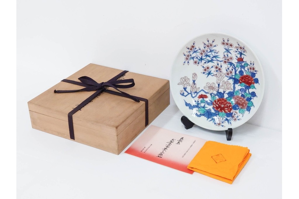 十三代 今泉今右衛門　有田焼　約29cm(9.5寸)　襲名十周年記念オリジナル作品　「色鍋島玉堂富貴画額皿」　共箱・認定書・皿立て付き　(R-087412)