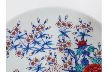 十三代 今泉今右衛門　有田焼　約29cm(9.5寸)　襲名十周年記念オリジナル作品　「色鍋島玉堂富貴画額皿」　共箱・認定書・皿立て付き　(R-087412)