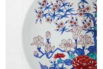 十三代 今泉今右衛門　有田焼　約29cm(9.5寸)　襲名十周年記念オリジナル作品　「色鍋島玉堂富貴画額皿」　共箱・認定書・皿立て付き　(R-087412)