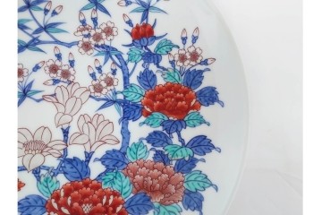 十三代 今泉今右衛門　有田焼　約29cm(9.5寸)　襲名十周年記念オリジナル作品　「色鍋島玉堂富貴画額皿」　共箱・認定書・皿立て付き　(R-087412)