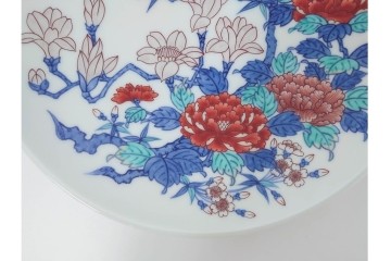 十三代 今泉今右衛門　有田焼　約29cm(9.5寸)　襲名十周年記念オリジナル作品　「色鍋島玉堂富貴画額皿」　共箱・認定書・皿立て付き　(R-087412)