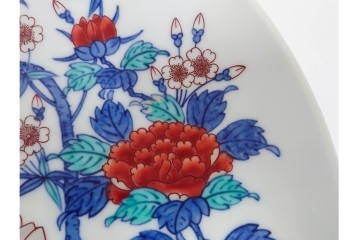 十三代 今泉今右衛門　有田焼　約29cm(9.5寸)　襲名十周年記念オリジナル作品　「色鍋島玉堂富貴画額皿」　共箱・認定書・皿立て付き　(R-087412)