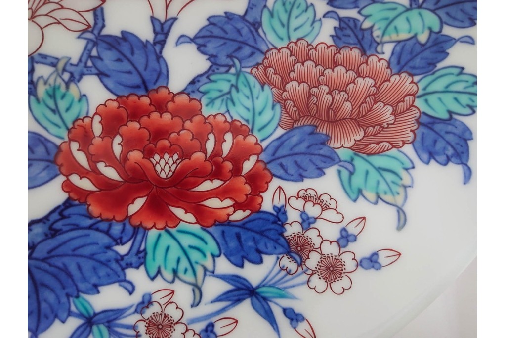 十三代 今泉今右衛門　有田焼　約29cm(9.5寸)　襲名十周年記念オリジナル作品　「色鍋島玉堂富貴画額皿」　共箱・認定書・皿立て付き　(R-087412)