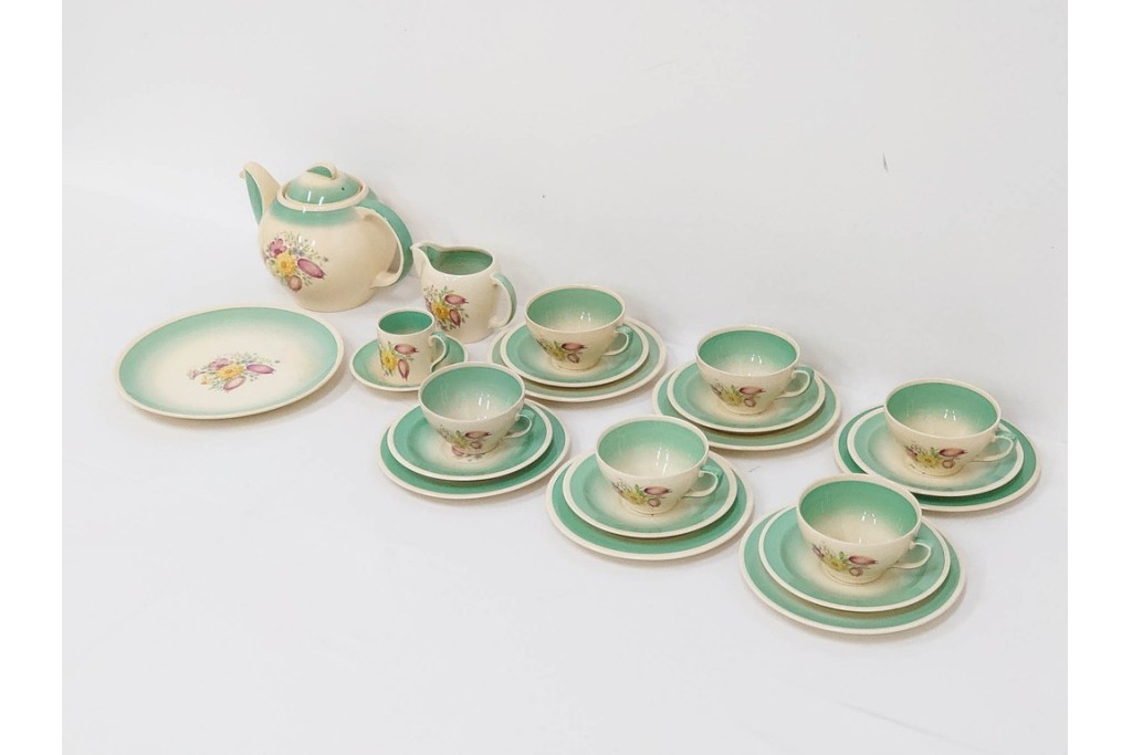 イギリスヴィンテージ　Susie Cooper(スージークーパー)　スワンシースプレイ　ティーポット・クリーマー・プレート・カップ&ソーサー・トリオ6客　洋食器セット　(R-087415)