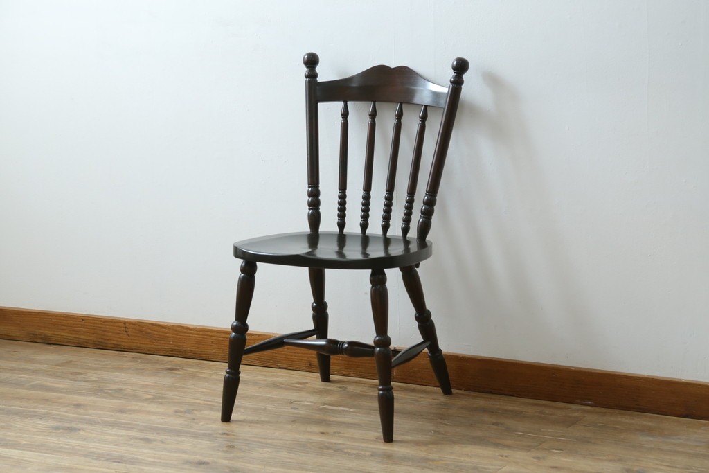 中古　北海道民芸家具　クラシカルな雰囲気を醸し出すダイニングチェア　(R-087420)