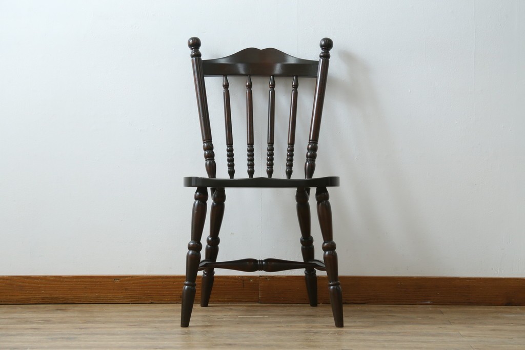 中古　北海道民芸家具　クラシカルな雰囲気を醸し出すダイニングチェア　(R-087420)