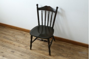 中古　北海道民芸家具　クラシカルな雰囲気を醸し出すダイニングチェア　(R-087420)