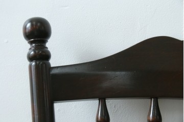 中古　北海道民芸家具　クラシカルな雰囲気を醸し出すダイニングチェア　(R-087420)