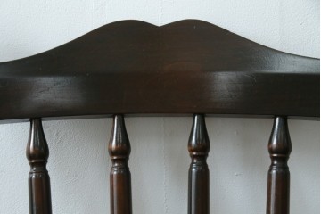 中古　北海道民芸家具　クラシカルな雰囲気を醸し出すダイニングチェア　(R-087420)