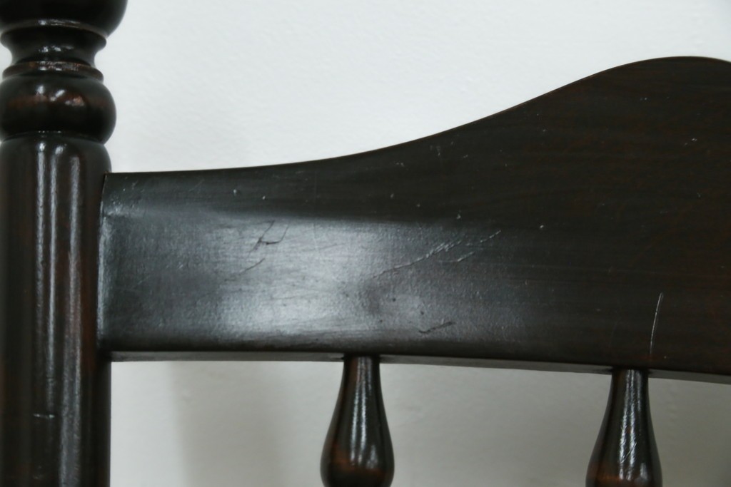 中古　北海道民芸家具　クラシカルな雰囲気を醸し出すダイニングチェア　(R-087420)