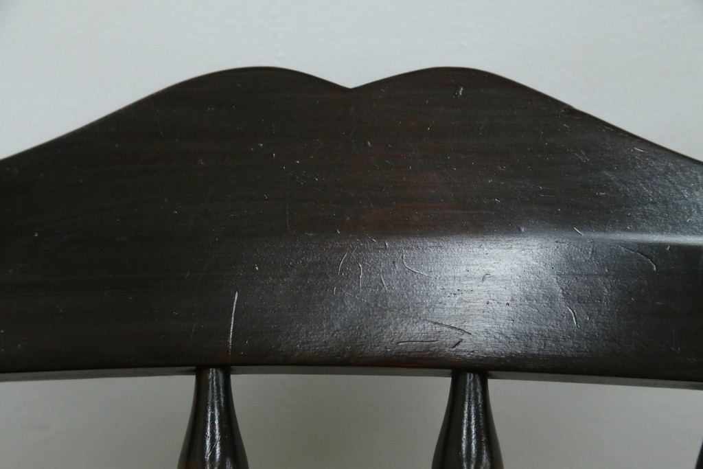 中古　北海道民芸家具　クラシカルな雰囲気を醸し出すダイニングチェア　(R-087420)