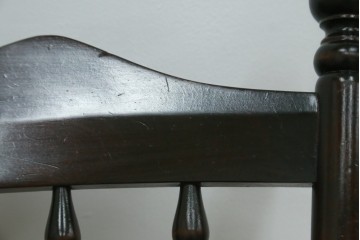 中古　北海道民芸家具　クラシカルな雰囲気を醸し出すダイニングチェア　(R-087420)