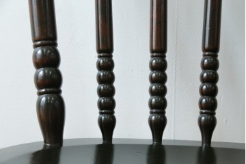 中古　北海道民芸家具　クラシカルな雰囲気を醸し出すダイニングチェア　(R-087420)