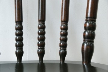 中古　北海道民芸家具　クラシカルな雰囲気を醸し出すダイニングチェア　(R-087420)