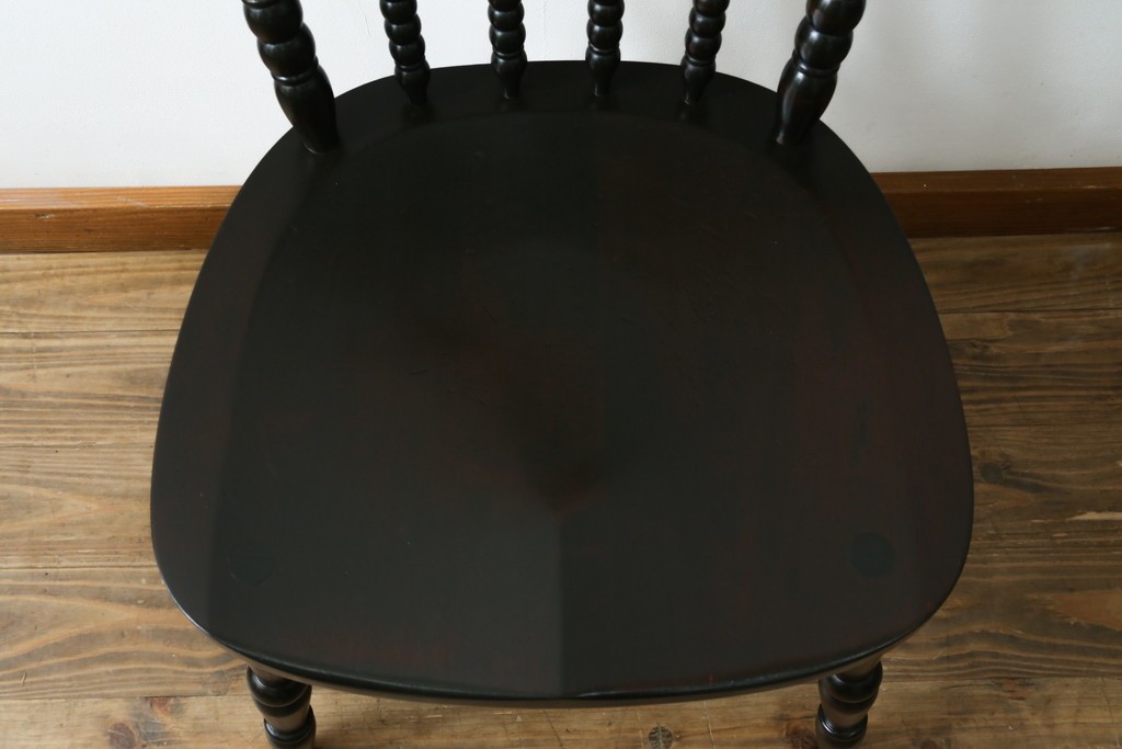 中古　北海道民芸家具　クラシカルな雰囲気を醸し出すダイニングチェア　(R-087420)