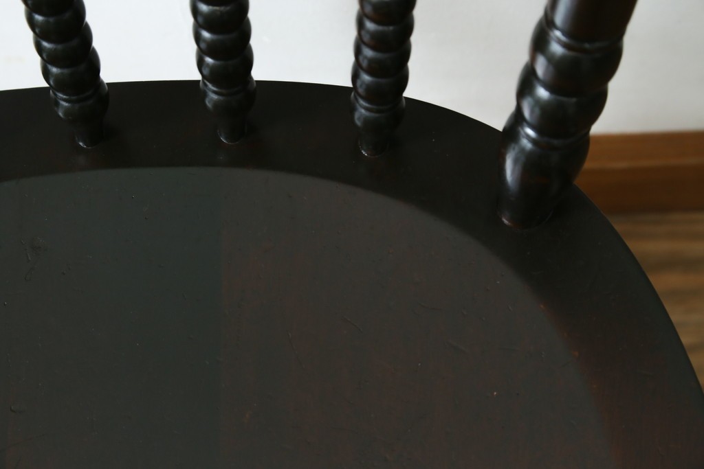 中古　北海道民芸家具　クラシカルな雰囲気を醸し出すダイニングチェア　(R-087420)