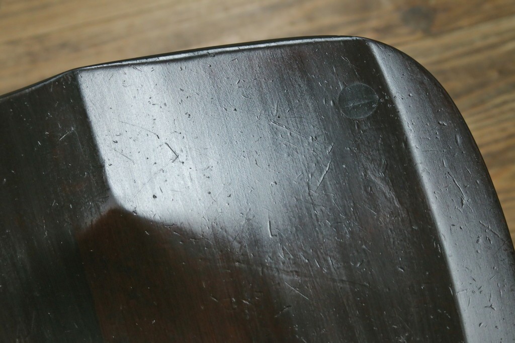 中古　北海道民芸家具　クラシカルな雰囲気を醸し出すダイニングチェア　(R-087420)