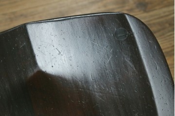 中古　北海道民芸家具　クラシカルな雰囲気を醸し出すダイニングチェア　(R-087420)