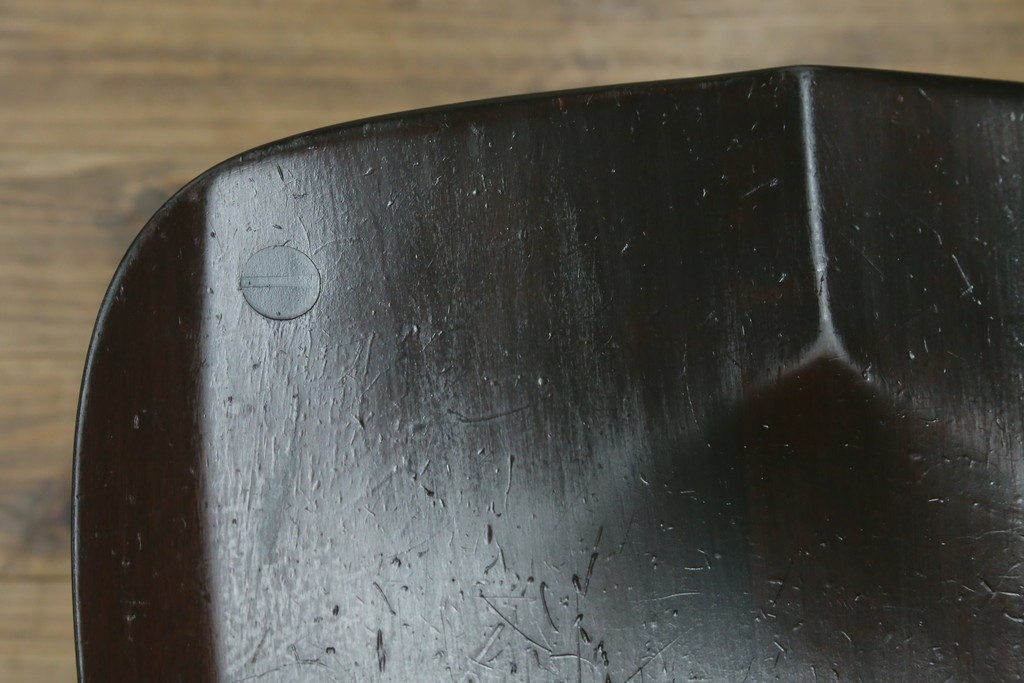 中古　北海道民芸家具　クラシカルな雰囲気を醸し出すダイニングチェア　(R-087420)