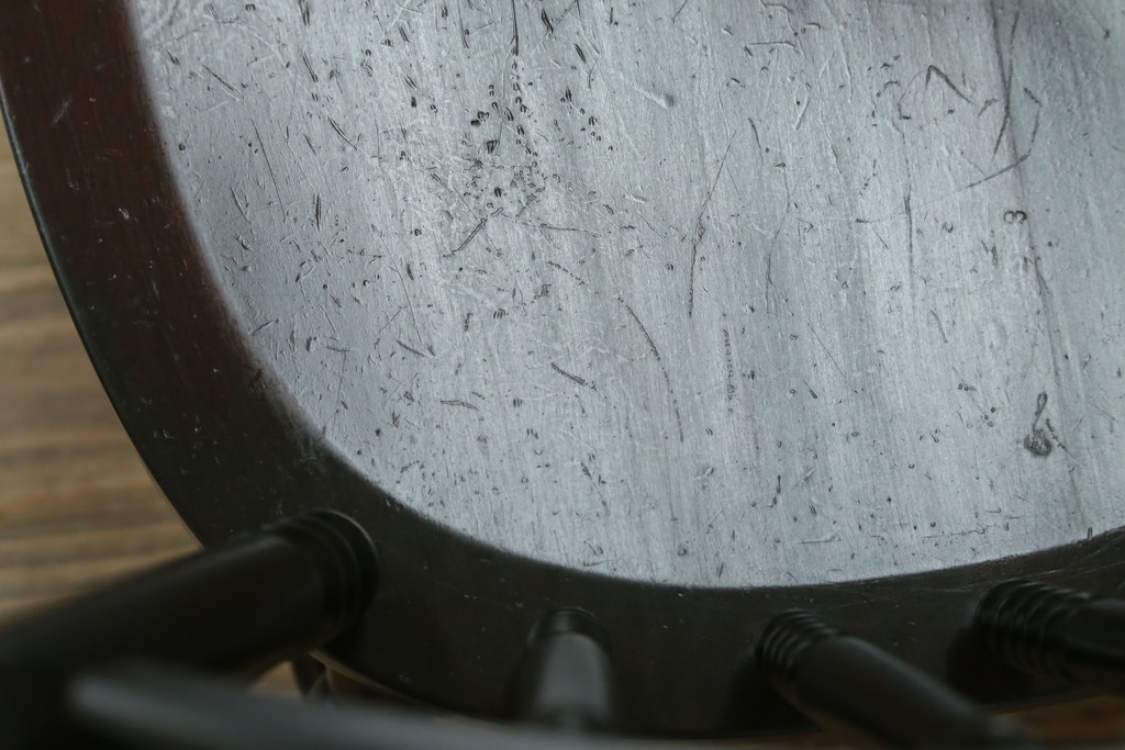 中古　北海道民芸家具　クラシカルな雰囲気を醸し出すダイニングチェア　(R-087420)