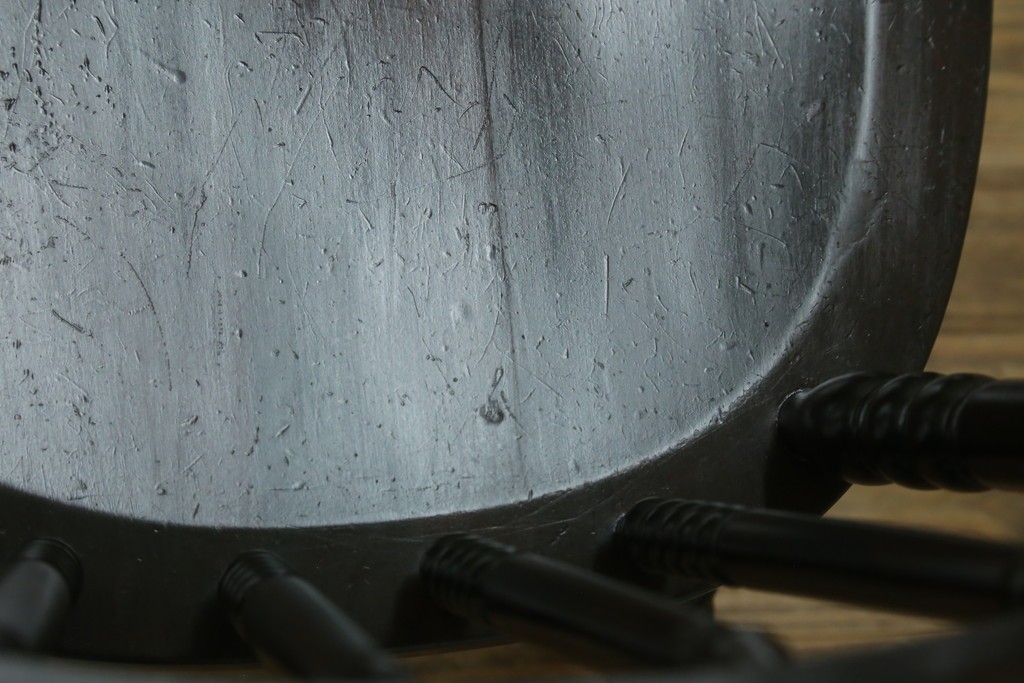 中古　北海道民芸家具　クラシカルな雰囲気を醸し出すダイニングチェア　(R-087420)