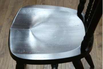 中古　北海道民芸家具　クラシカルな雰囲気を醸し出すダイニングチェア　(R-087420)